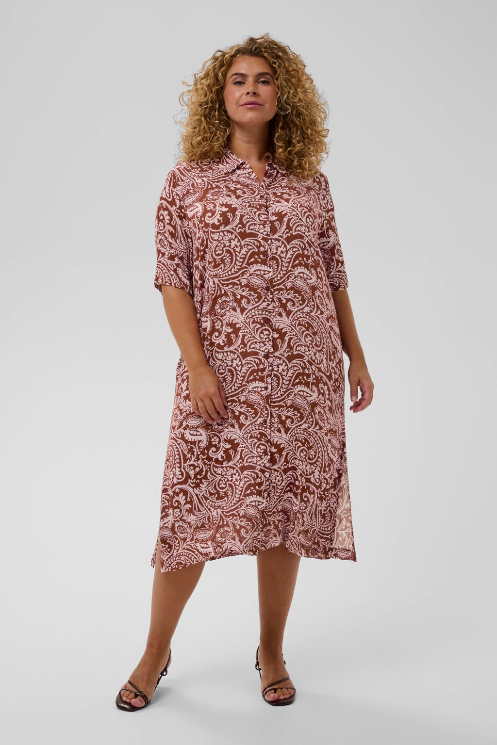 Roodbruin, rood en ecru dames Kaffe Curve blousejurk bruin van viscose met driekwart mouwen, klassieke kraag en knoopsluiting