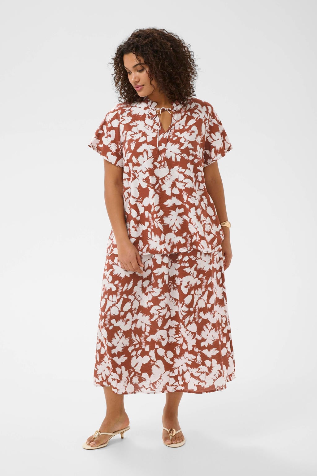 Koraalrode dames Kaffe Curve gebloemde top van viscose met korte mouwen en strikkraag