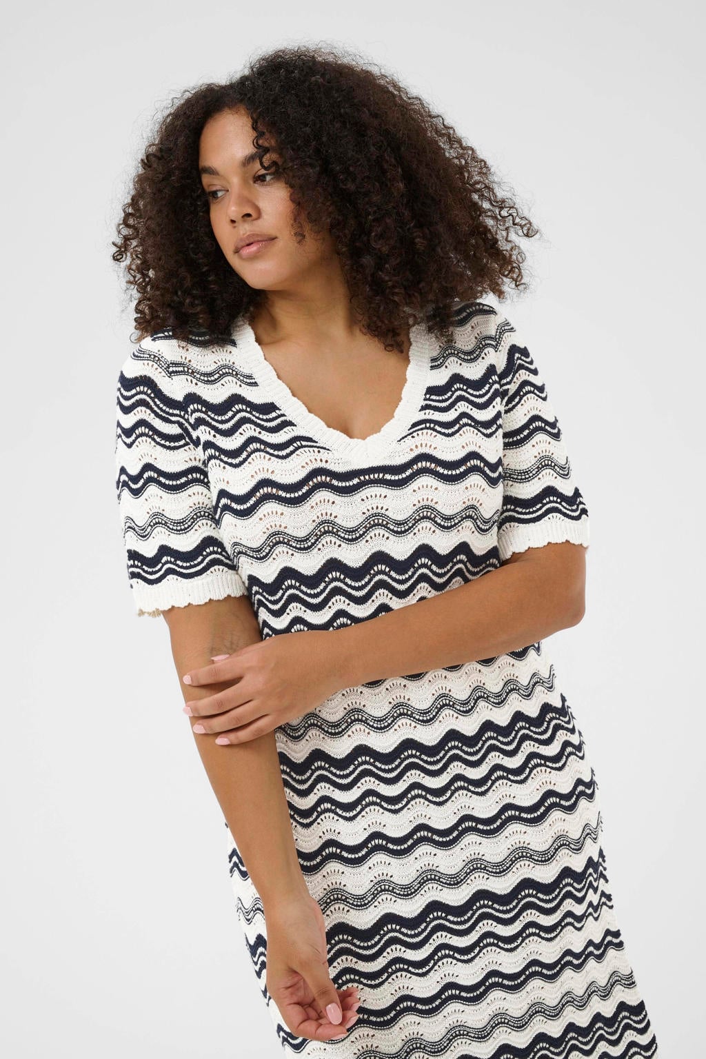 Donkerblauw en witte dames Kaffe Curve gestreepte zomerjurk van katoen met korte mouwen, ronde hals en contrast bies