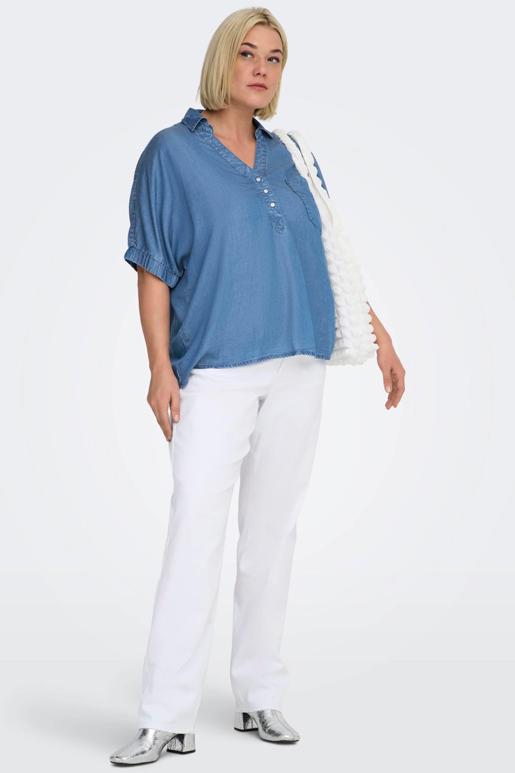 Blauwe dames ONLY CARMAKOMA blousetop van lyocell met effen, korte mouwen, V-hals en knoopsluiting