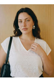 thumbnail: Ecru dames VERO MODA CURVE top broderie van polyester met effen, korte mouwen en V-hals