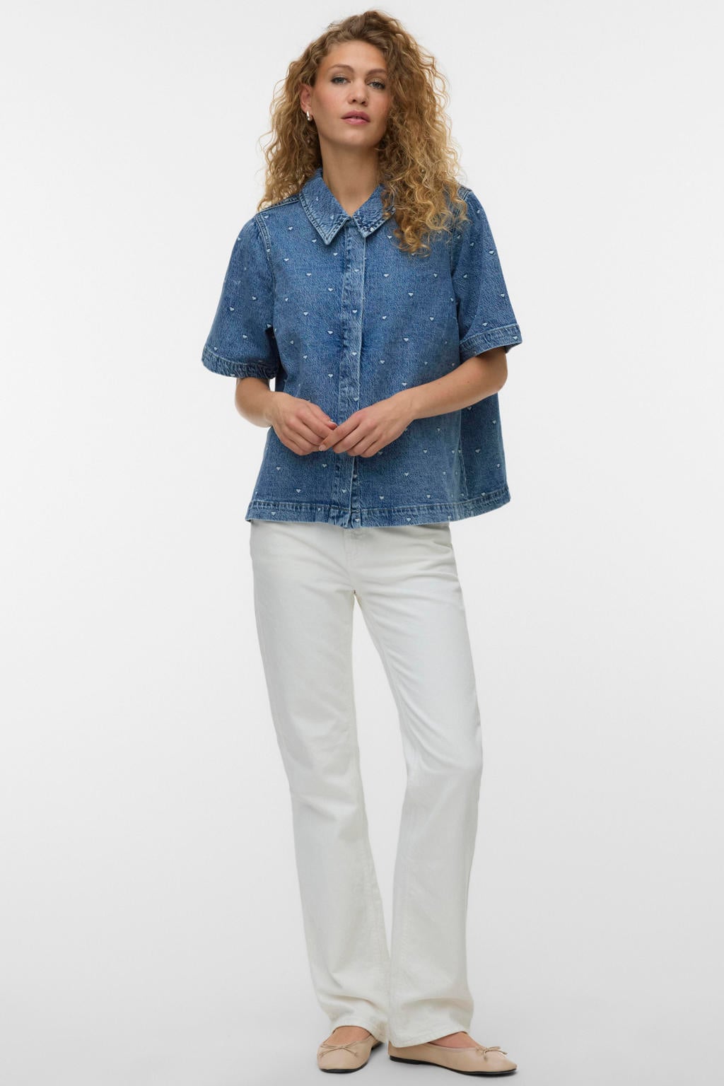 Medium blue denim, medium blue en ecru dames VERO MODA CURVE blouse van katoen met hartjesprint, korte mouwen, klassieke kraag, knoopsluiting en borduursels