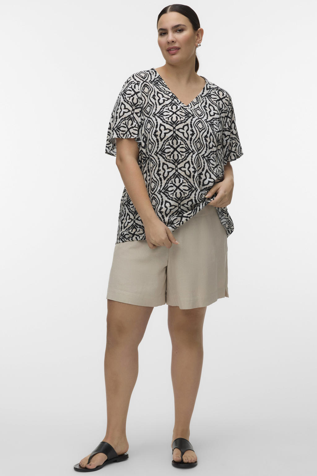 Zwart en witte dames VERO MODA CURVE gebloemde blousetop van viscose met grafische print, korte mouwen, V-hals en geweven detail