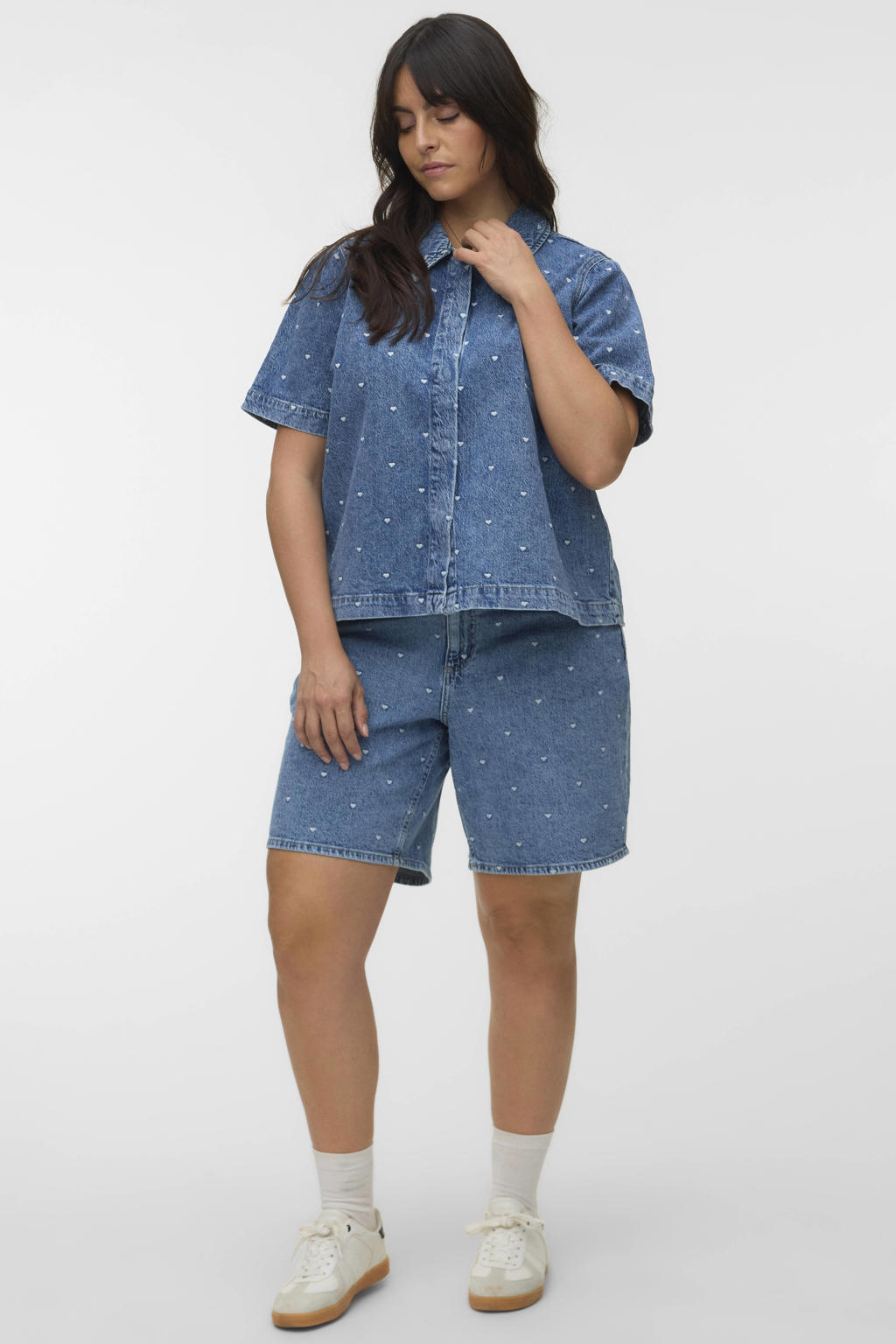 Medium blue denim dames VERO MODA CURVE regular high waist short van denim met rits- en knoopsluiting en hartjesprint