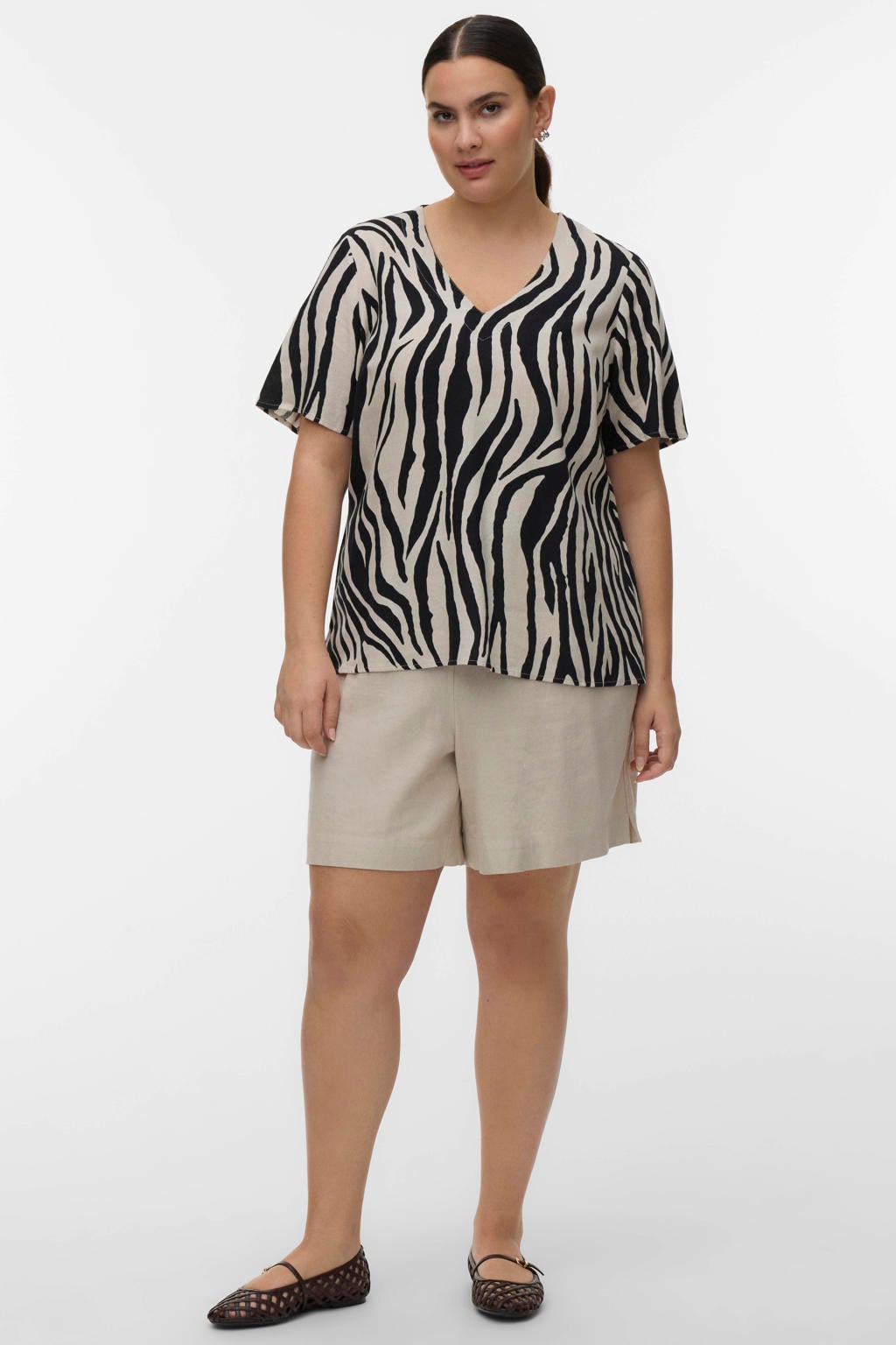 Beige en zwarte dames VERO MODA CURVE top van viscose met dierenprint, korte mouwen, V-hals en geweven detail