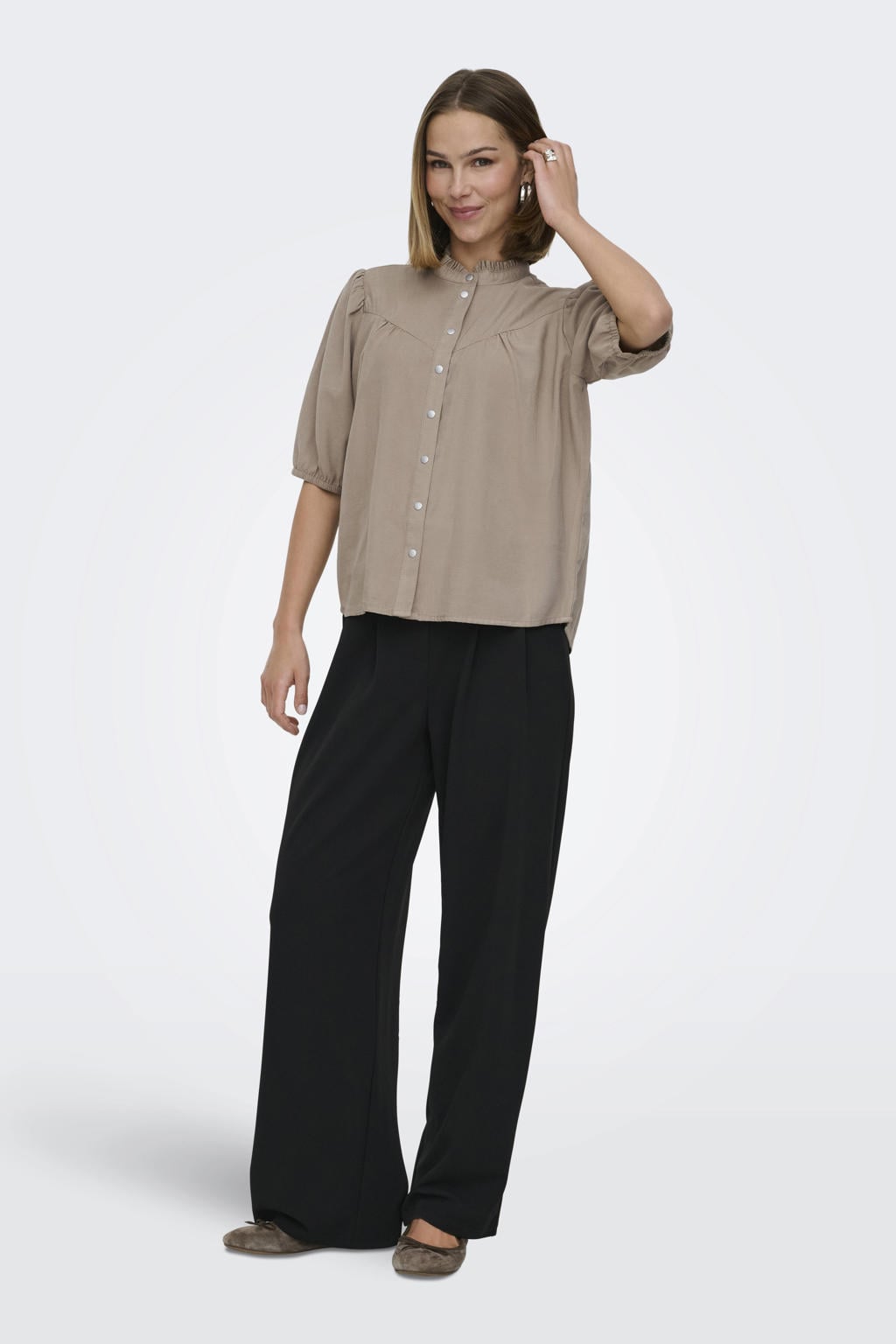 Lichtbruine dames ONLY blouse van viscose met effen, korte mouwen, mao kraag, knoopsluiting en geweven detail