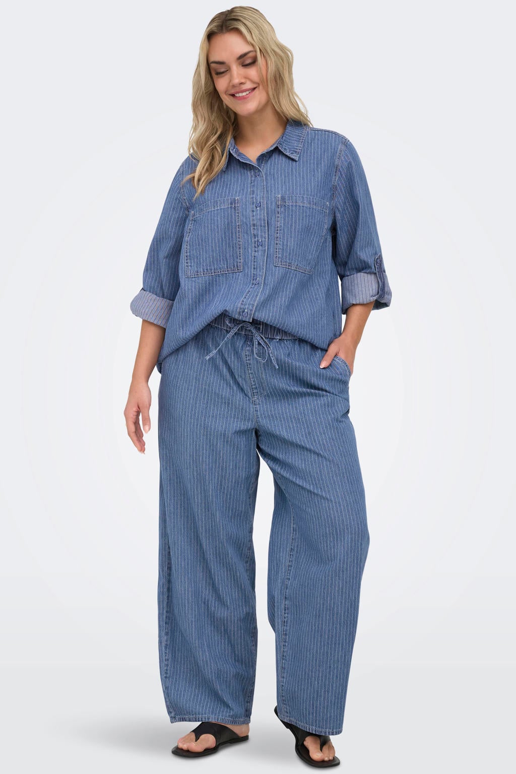 Blauwe dames ONLY CARMAKOMA regular waist casual broek van katoen met elastische tailleband met koord en krijtstreepprint