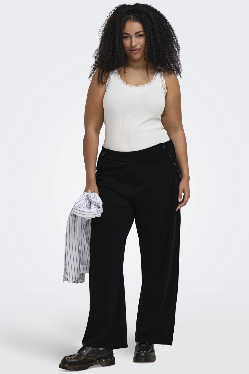 Zwarte dames ONLY CARMAKOMA high waist casual broek van polyester met loose fit, knoopsluiting en effen
