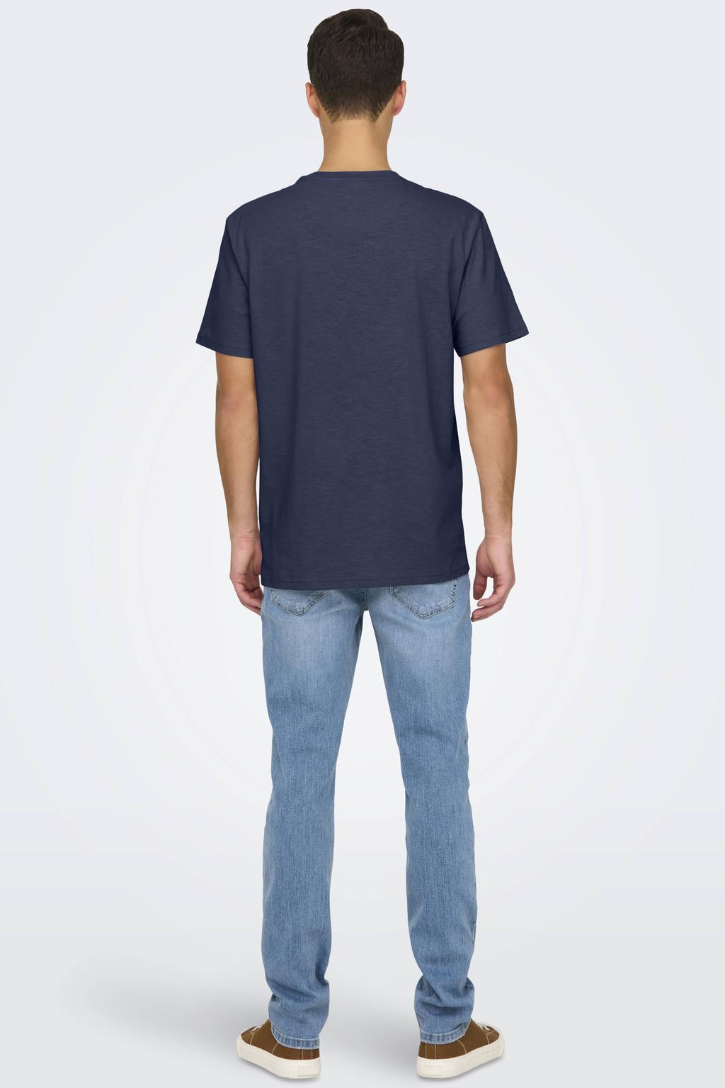 Donkerblauwe heren ONLY & SONS regular T-shirt van katoen met printopdruk, korte mouwen en ronde hals