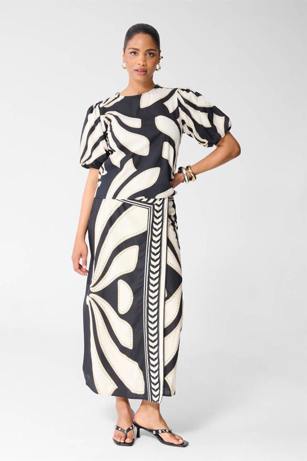Zwart en ecru dames Shoeby blousetop van viscose met hartjesprint, korte mouwen, ronde hals en knoopsluiting