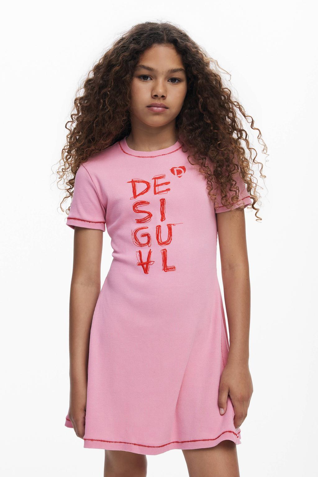 Roze meisjes Desigual A-lijn jurk van stretchkatoen met tekst print, korte mouwen, ronde hals en contrast stiksels