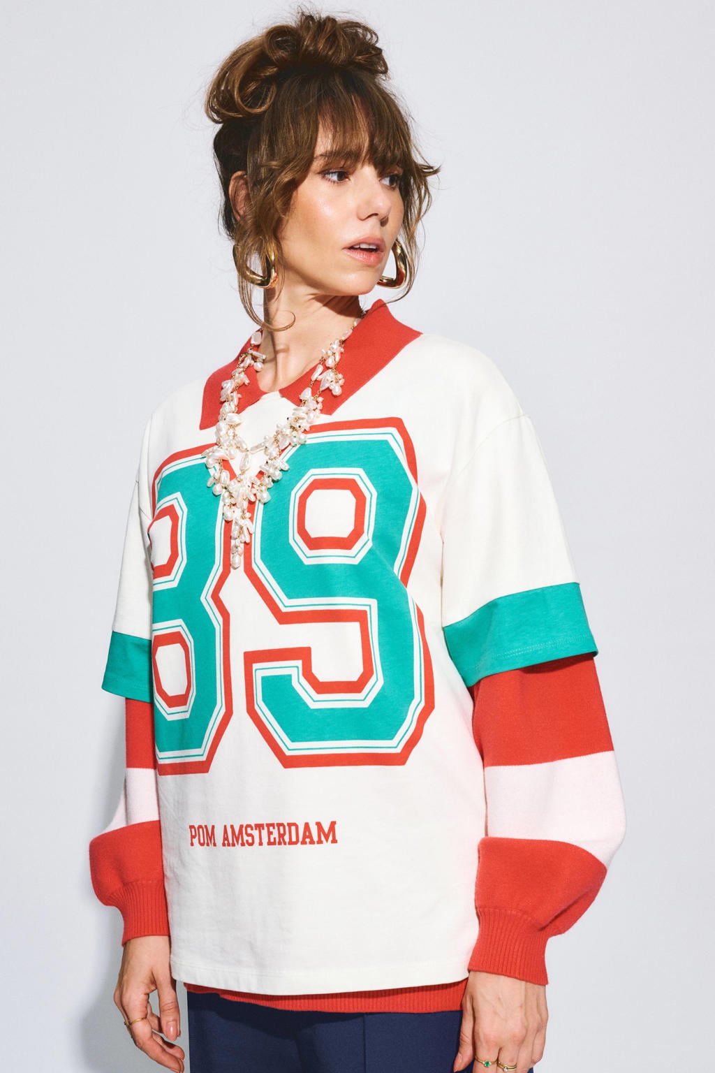 Ecru en groene dames POM Amsterdam X Gwen van Poorten T-shirt met tekst print, korte mouwen en ronde hals