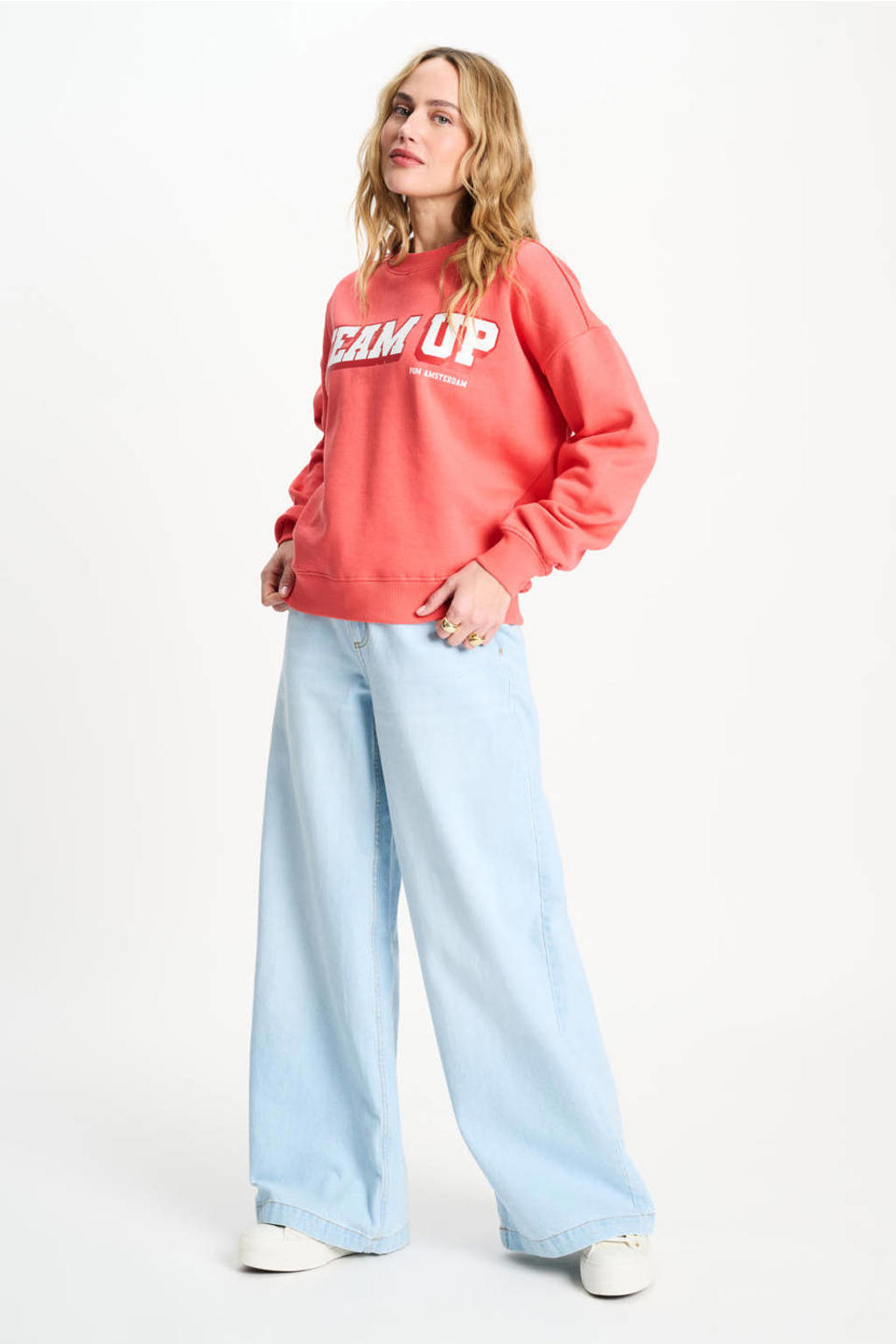 Oranje en witte dames POM Amsterdam X Gwen van Poorten sweater met tekst print, lange mouwen en ronde hals