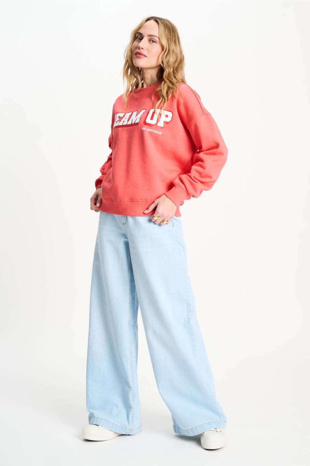 Oranje en witte dames POM Amsterdam X Gwen van Poorten sweater met tekst print, lange mouwen en ronde hals