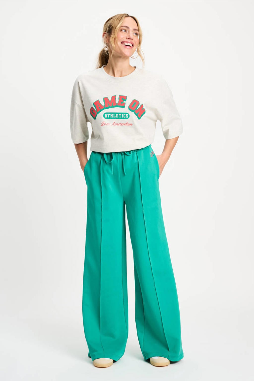 Groen en witte dames POM Amsterdam X Gwen van Poorten wide leg regular waist broek met elastische tailleband met koord en effen