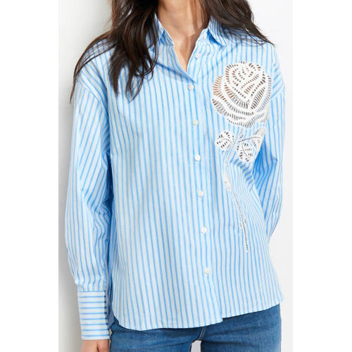 LOLALIZA gestreepte blouse blauw broderie afbeelding