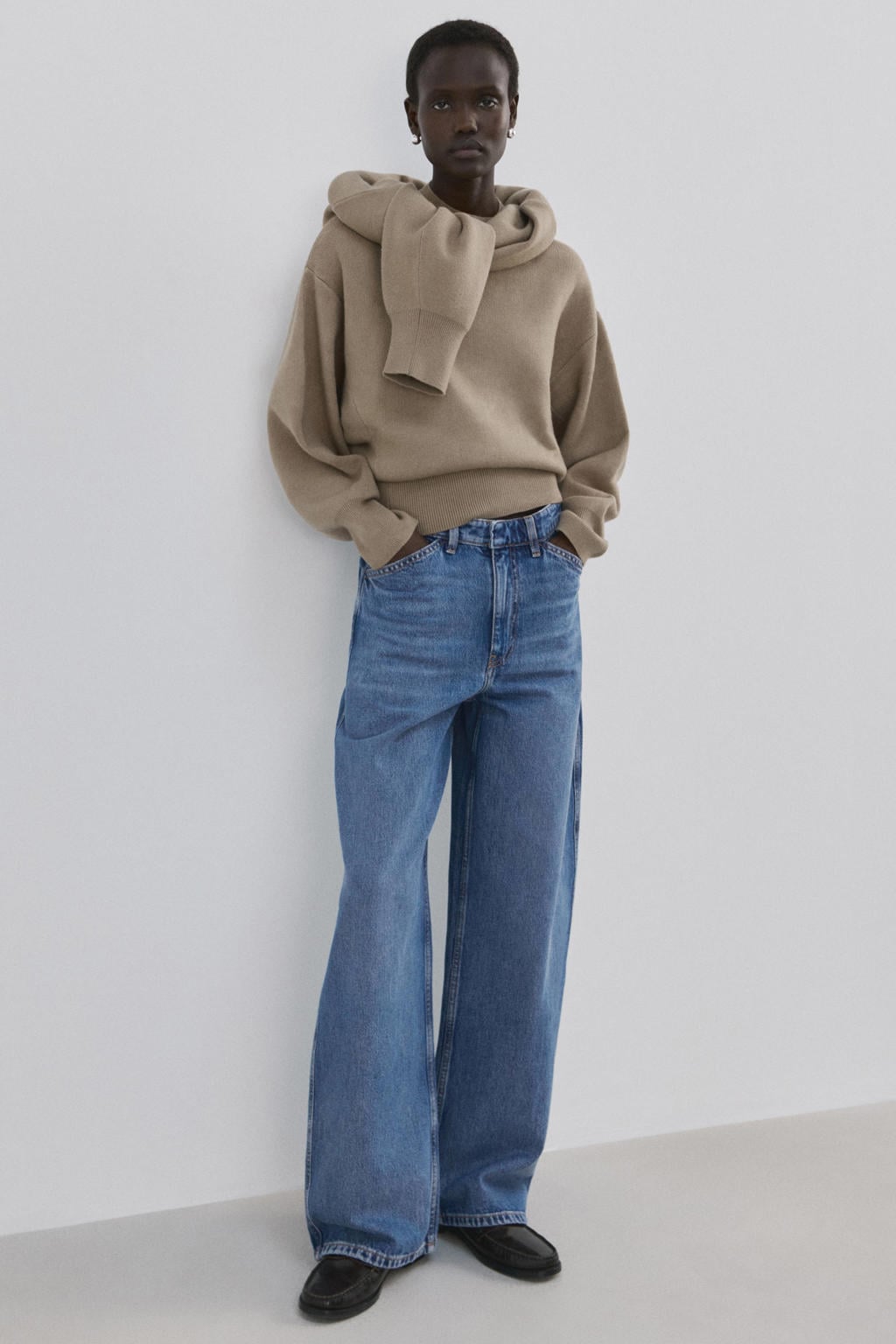 Medium blue denim dames Mango barrel jeans van denim met regular waist, rits, haak- en knoopsluiting en effen