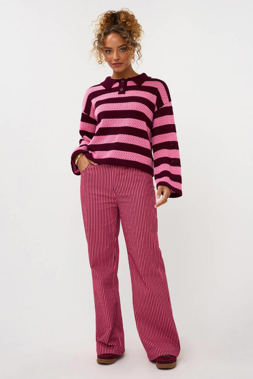 Roze en donkerrode dames Ydence gestreepte pullover gehaakt van katoen met lange mouwen, klassieke kraag en knoopsluiting