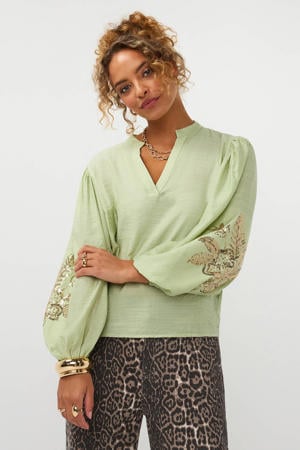 blousetop lichtgroen met pailletten