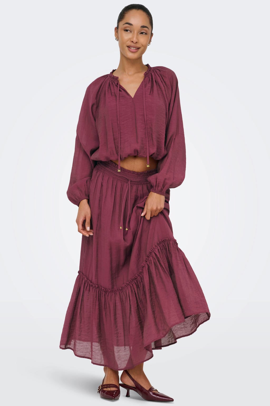 Donkerrode dames JDY maxi rok gemaakt van modal en met elastische tailleband met koord