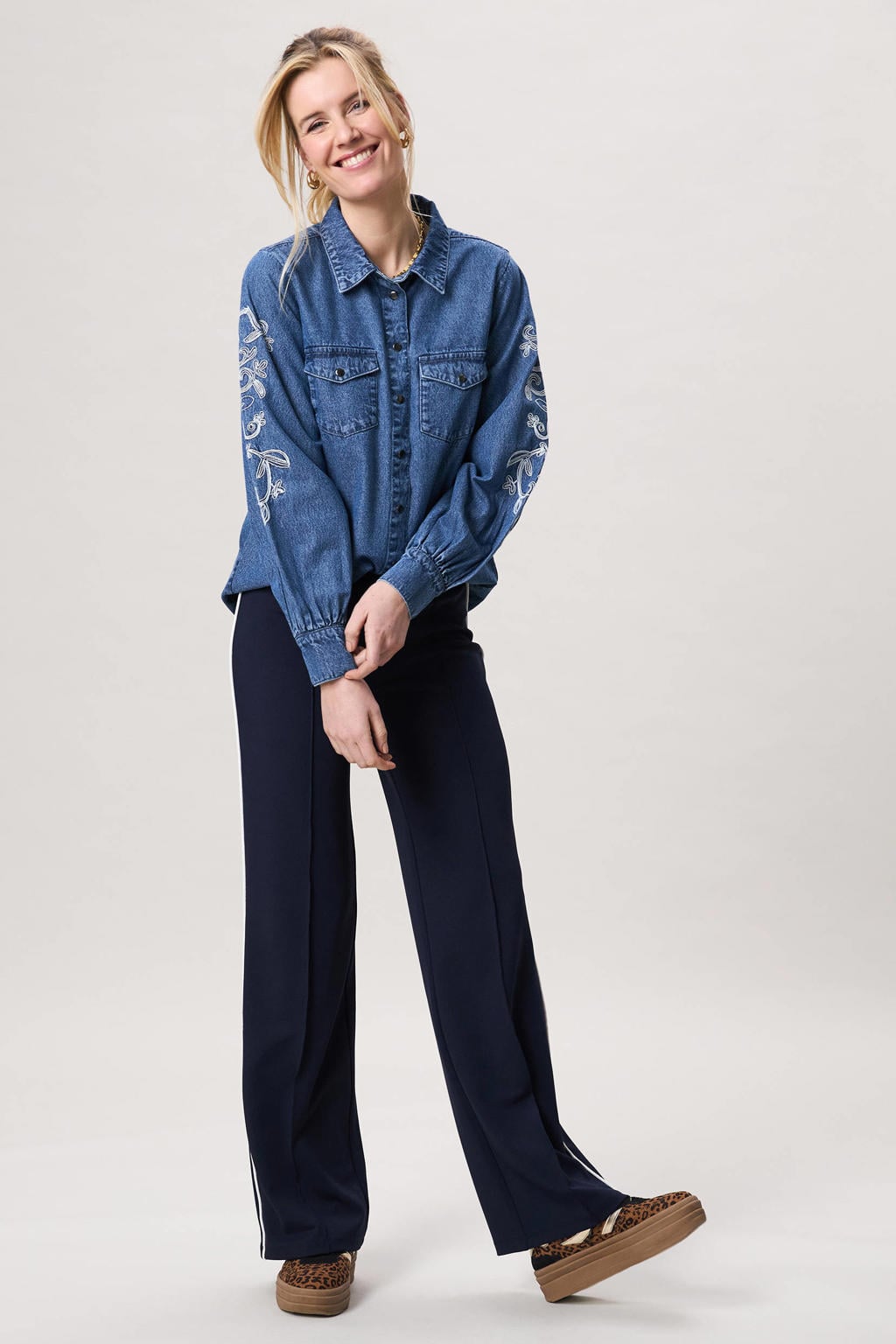 Dark blue denim dames Miss Etam gebloemde blouse dark blue van denim met lange mouwen, klassieke kraag en knoopsluiting
