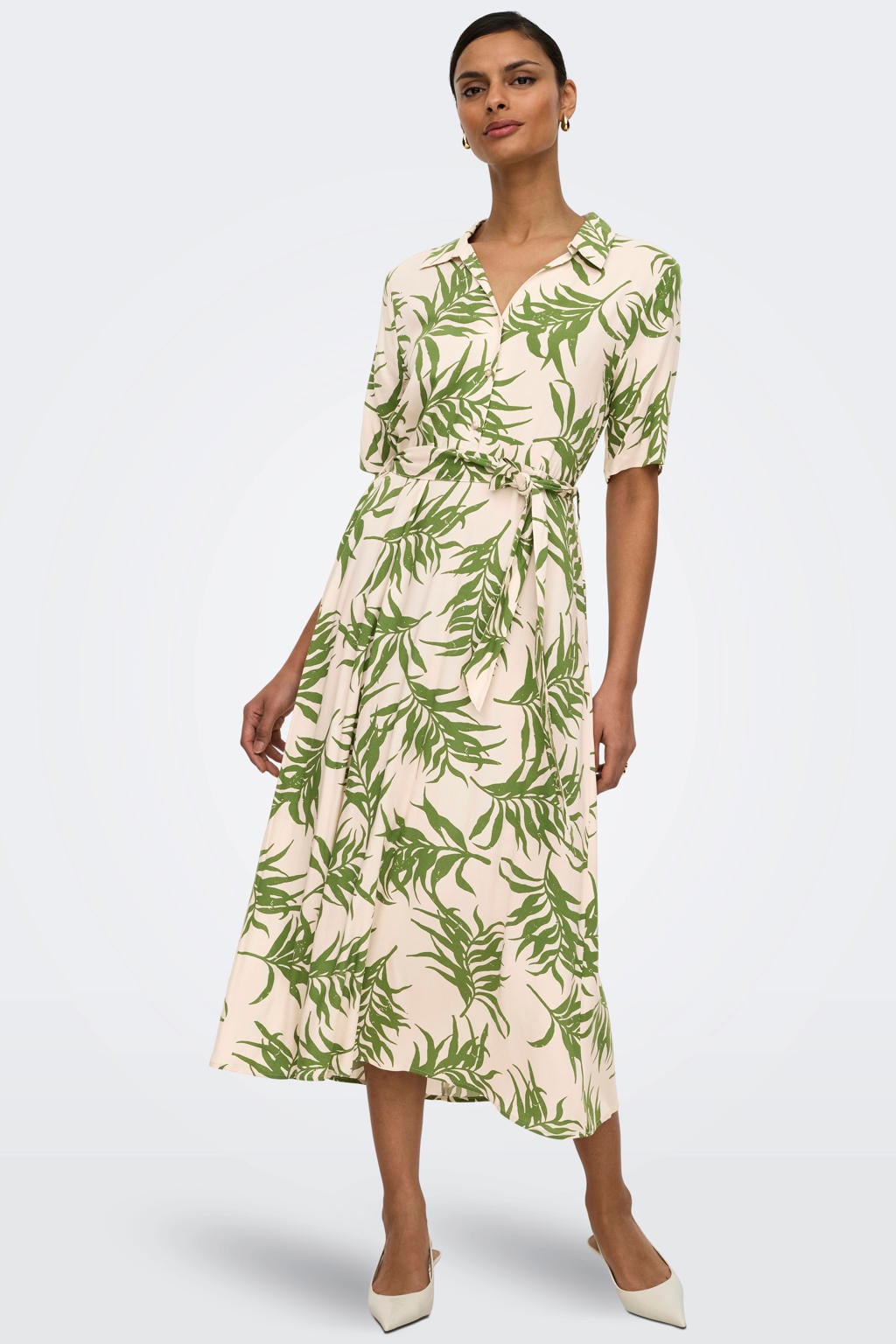 Zand en groene dames JDY gebloemde maxi jurk van viscose met bladprint, korte mouwen en klassieke kraag