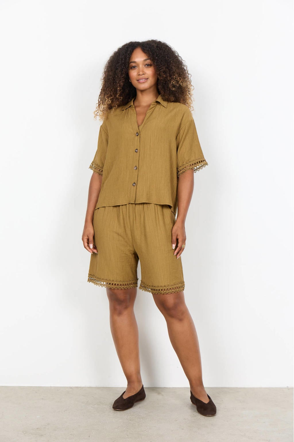 Okergele dames Soyaconcept blouse van viscose met effen, korte mouwen, klassieke kraag, knoopsluiting en kant