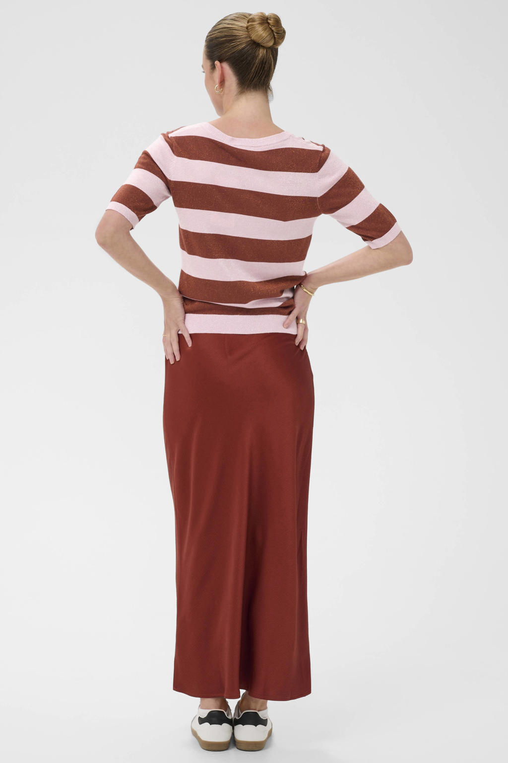 Lichtroze en koraalrode dames Kaffe gestreepte top van viscose met korte mouwen, V-hals en glitters