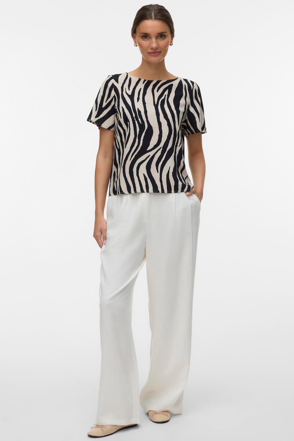 Zwart en witte dames VERO MODA top van viscose met dierenprint, korte mouwen, ronde hals en geweven detail