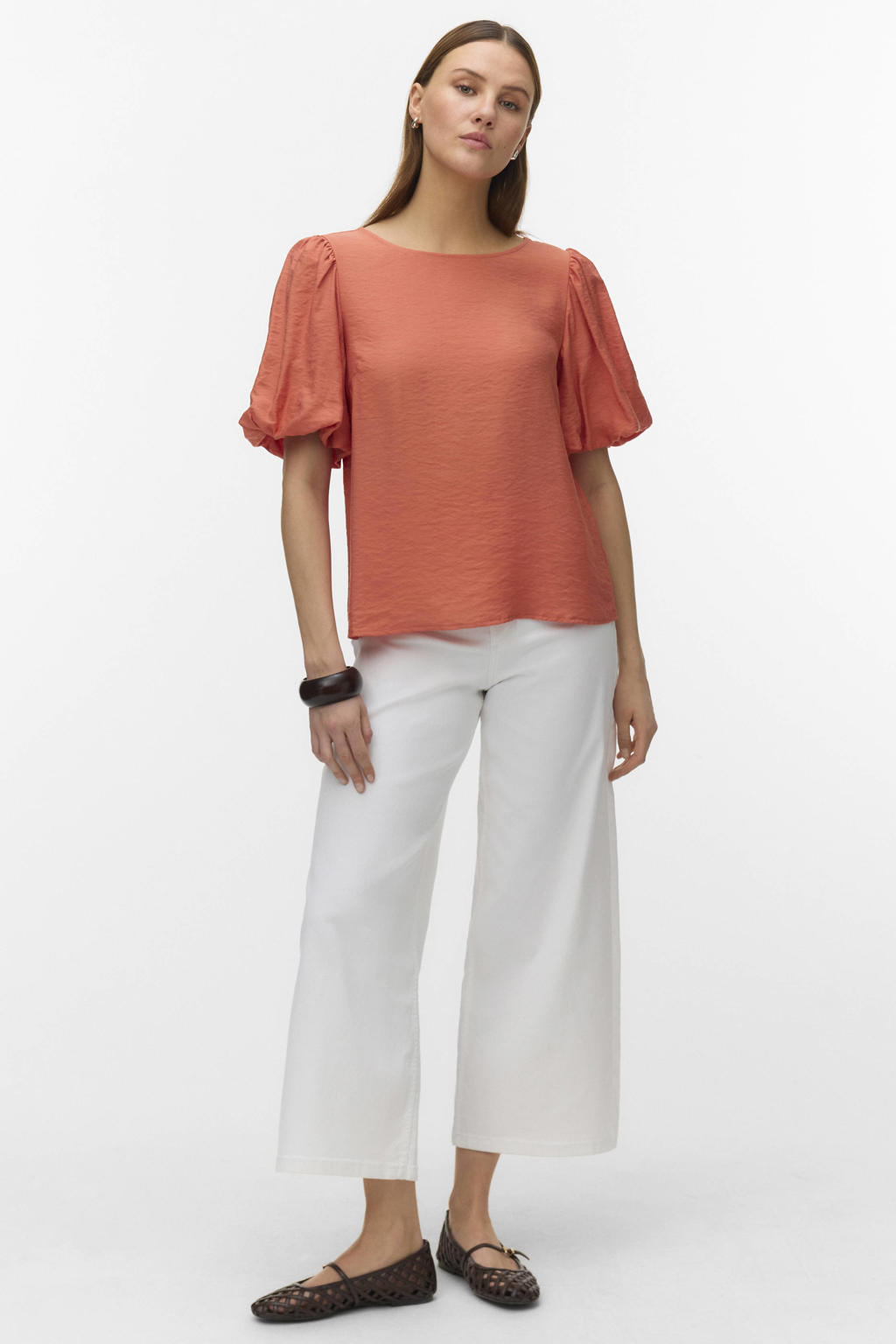 Koraalrode dames VERO MODA top van viscose met effen, korte mouwen, ronde hals en geweven detail