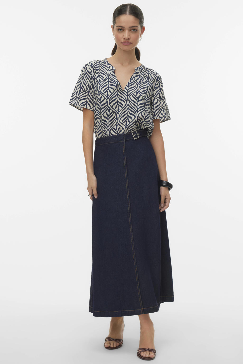 Donkerblauw en beige dames VERO MODA blousetop van viscose met korte mouwen, V-hals en geweven detail