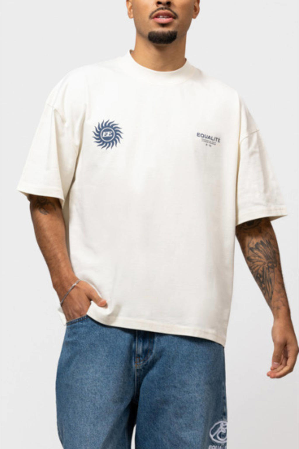 Ecru heren Equalité boxy T-shirt van katoen met backprint, korte mouwen en ronde hals