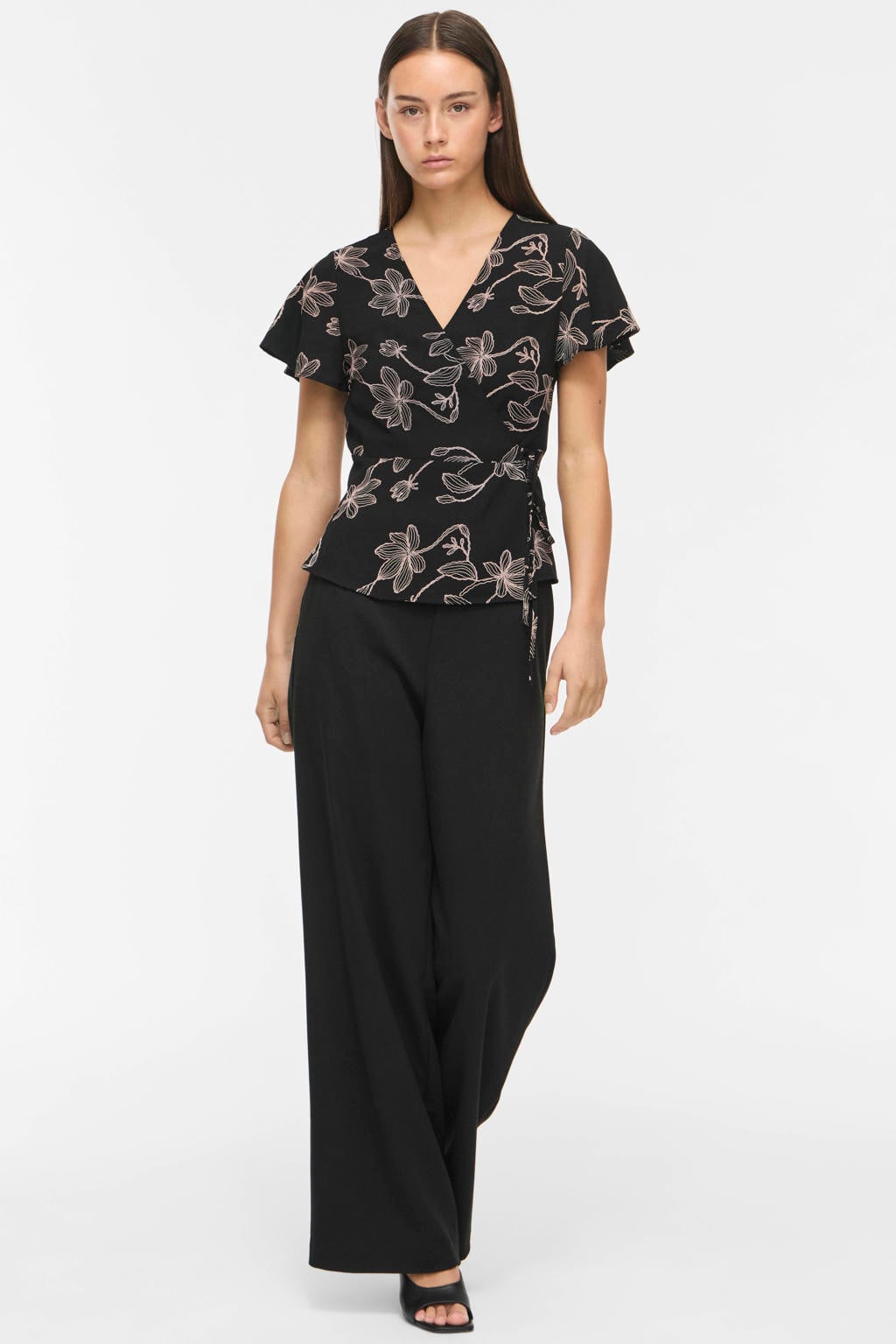 Zwart en witte dames VILA regular fit gebloemde top van polyester met korte mouwen, V-hals en omslagdetail