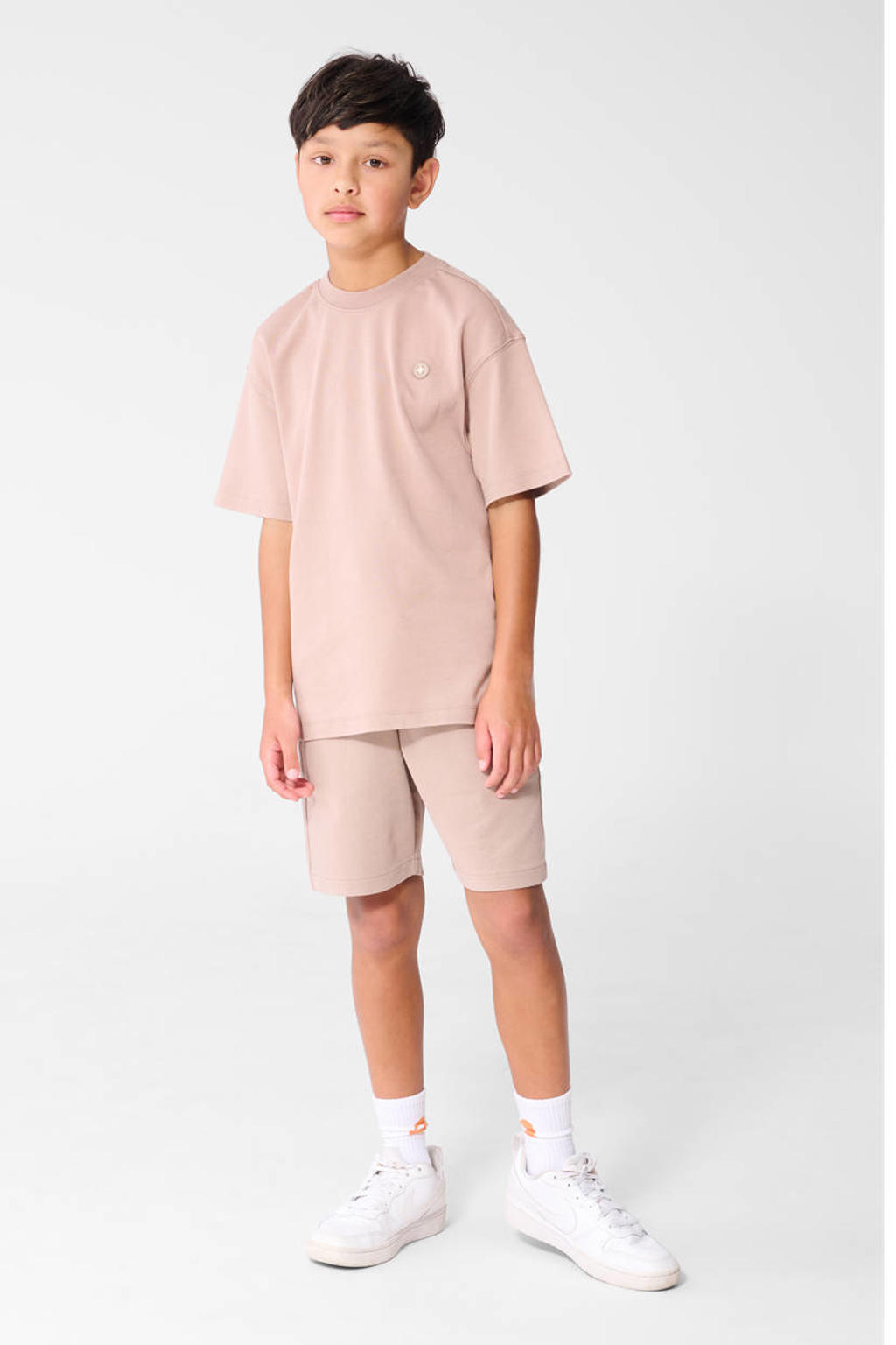 Taupe jongens Shoeby regular waist sweatshort met elastische tailleband met koord en logo dessin