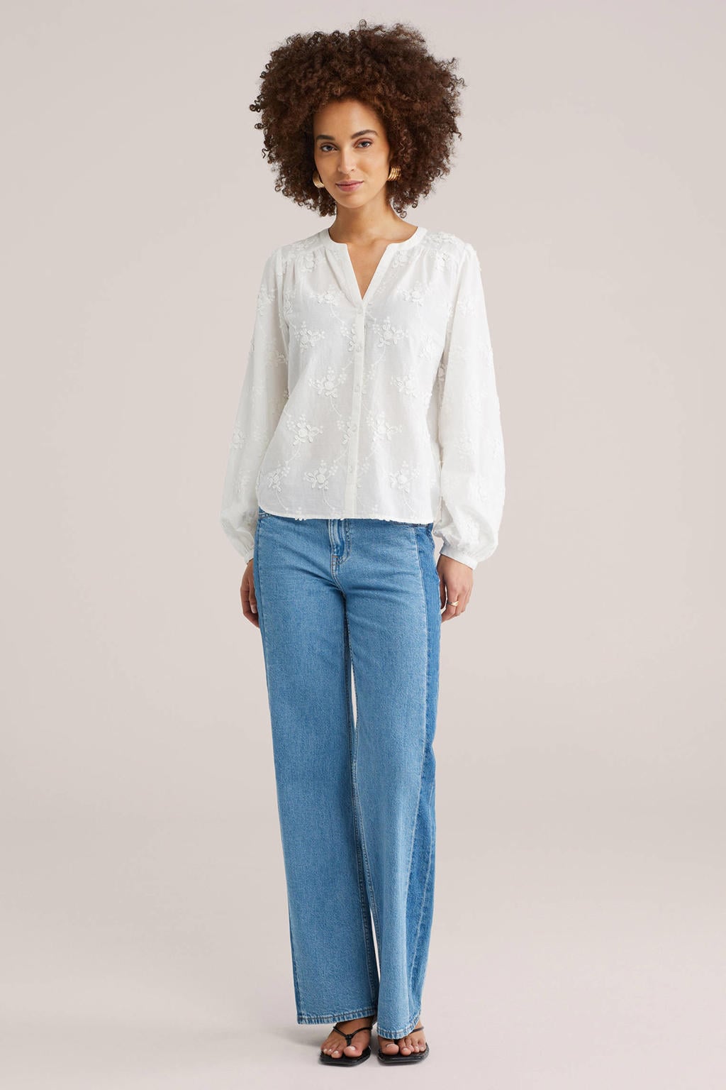 Witte dames WE Fashion gebloemde blouse broderie van katoen met lange mouwen, V-hals en knoopsluiting