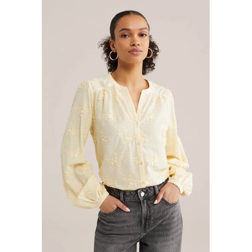 WE Fashion gebloemde blouse lichtgeel afbeelding