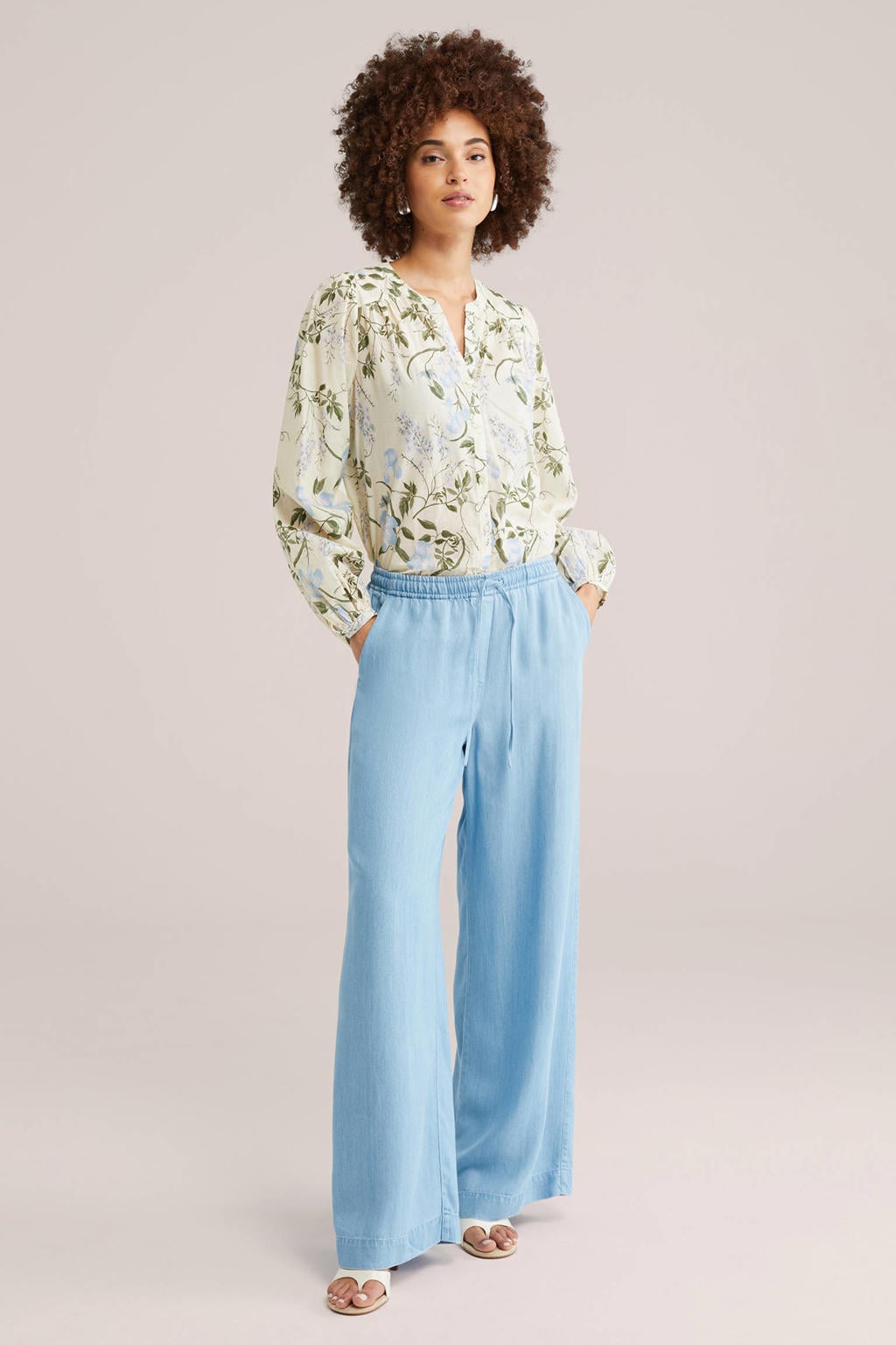 Ecru en groene dames WE Fashion gebloemde blouse van katoen met lange mouwen, V-hals en knoopsluiting