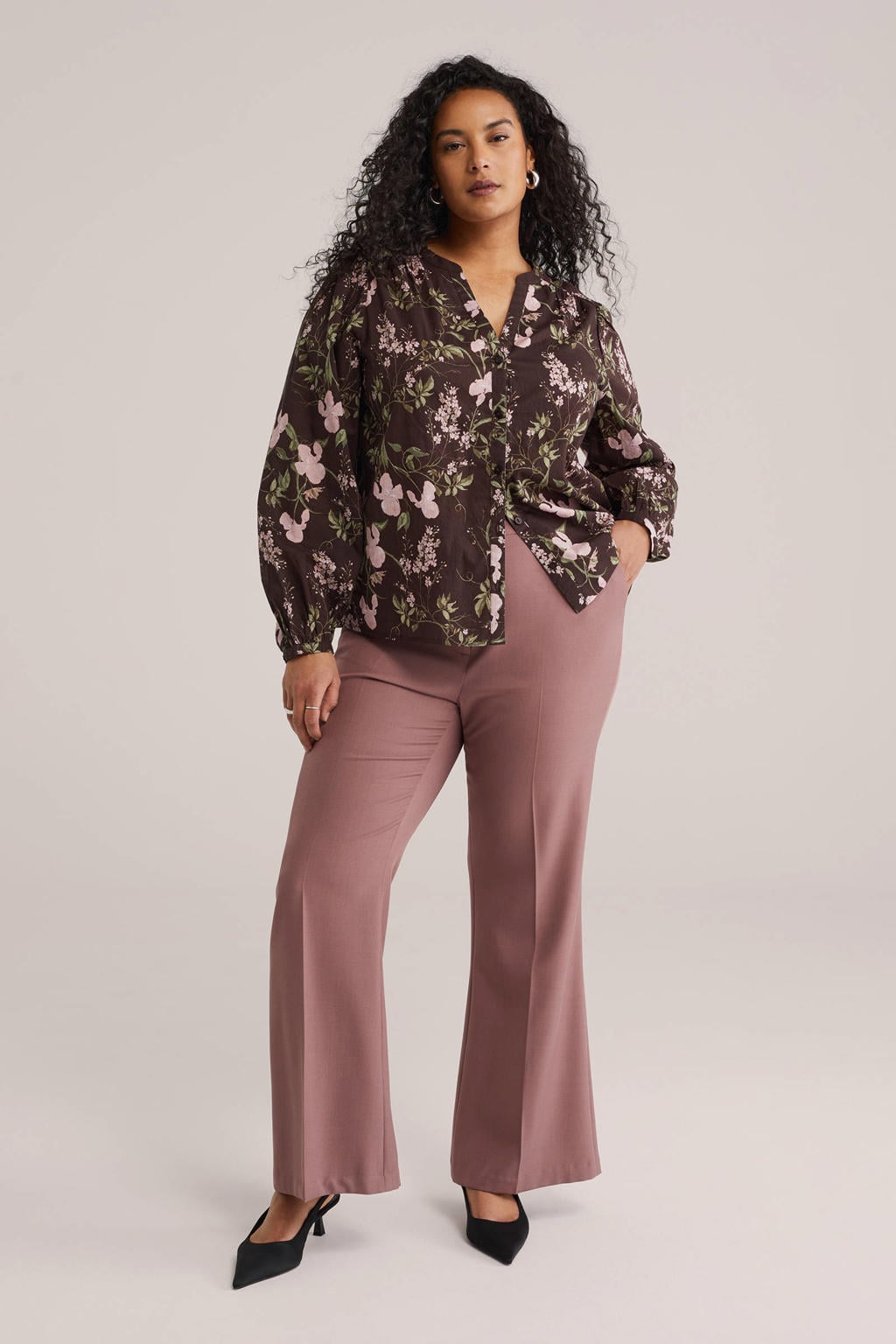 Bruin, groen en lichtroze dames WE Fashion Curve gebloemde blouse van katoen met lange mouwen, V-hals en knoopsluiting