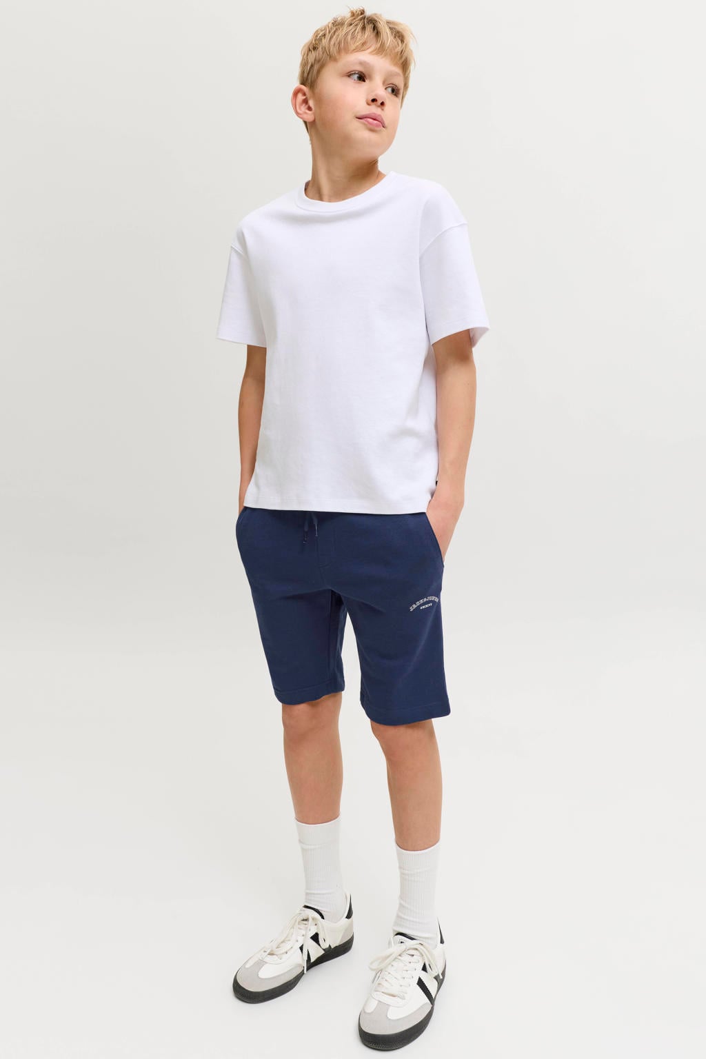 Donkerblauwe jongens JACK & JONES JUNIOR regular sweatshort met elastische tailleband met koord en tekst print