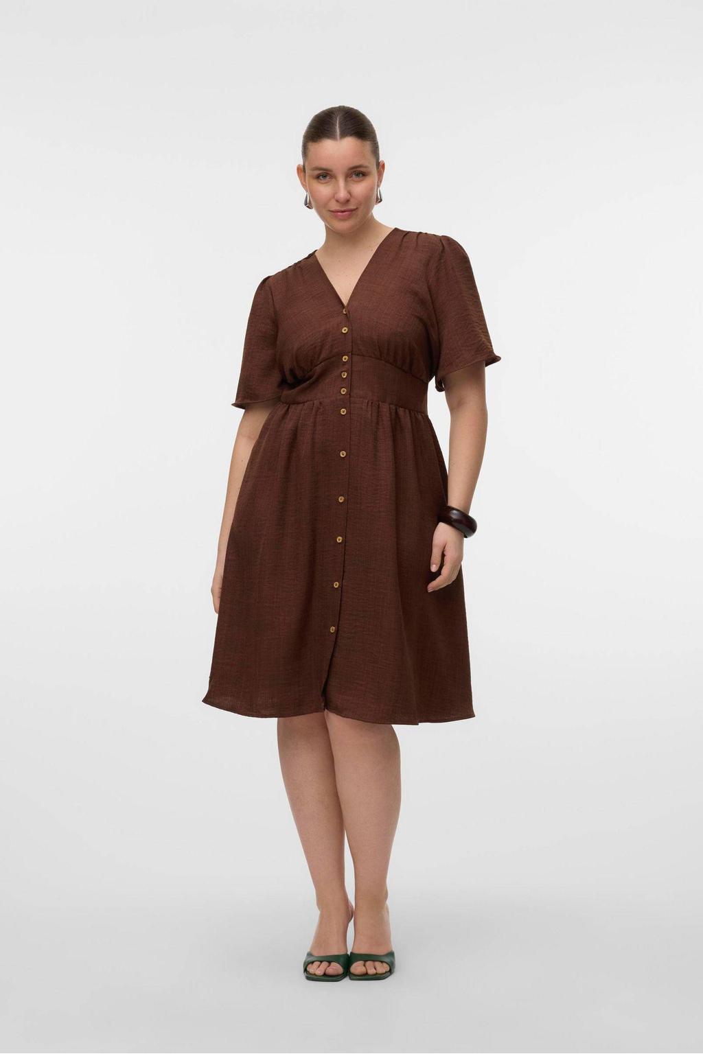 Bruine dames VERO MODA CURVE midi jurk van polyester met effen, korte mouwen, V-hals, knoopsluiting en geweven detail