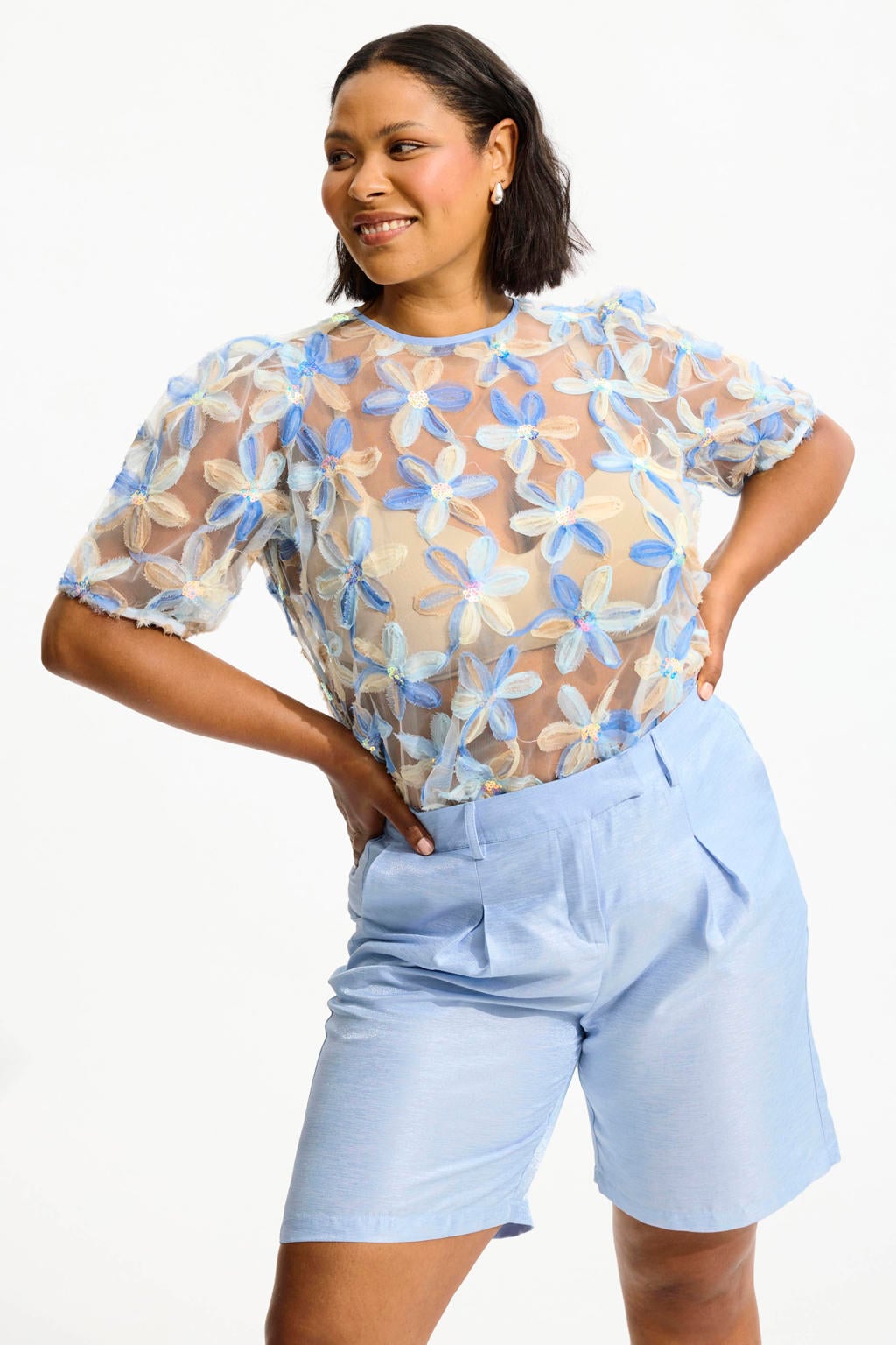 Ecru en blauwe dames Anyday gebloemde top van polyester met driekwart mouwen, klassieke kraag en mesh