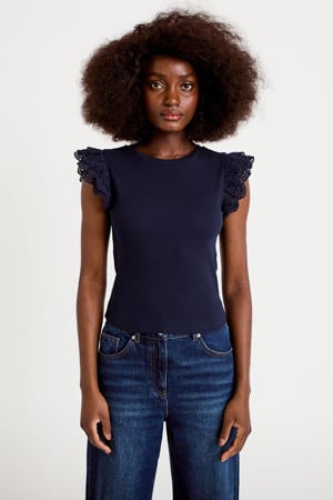 mouwloze top broderie