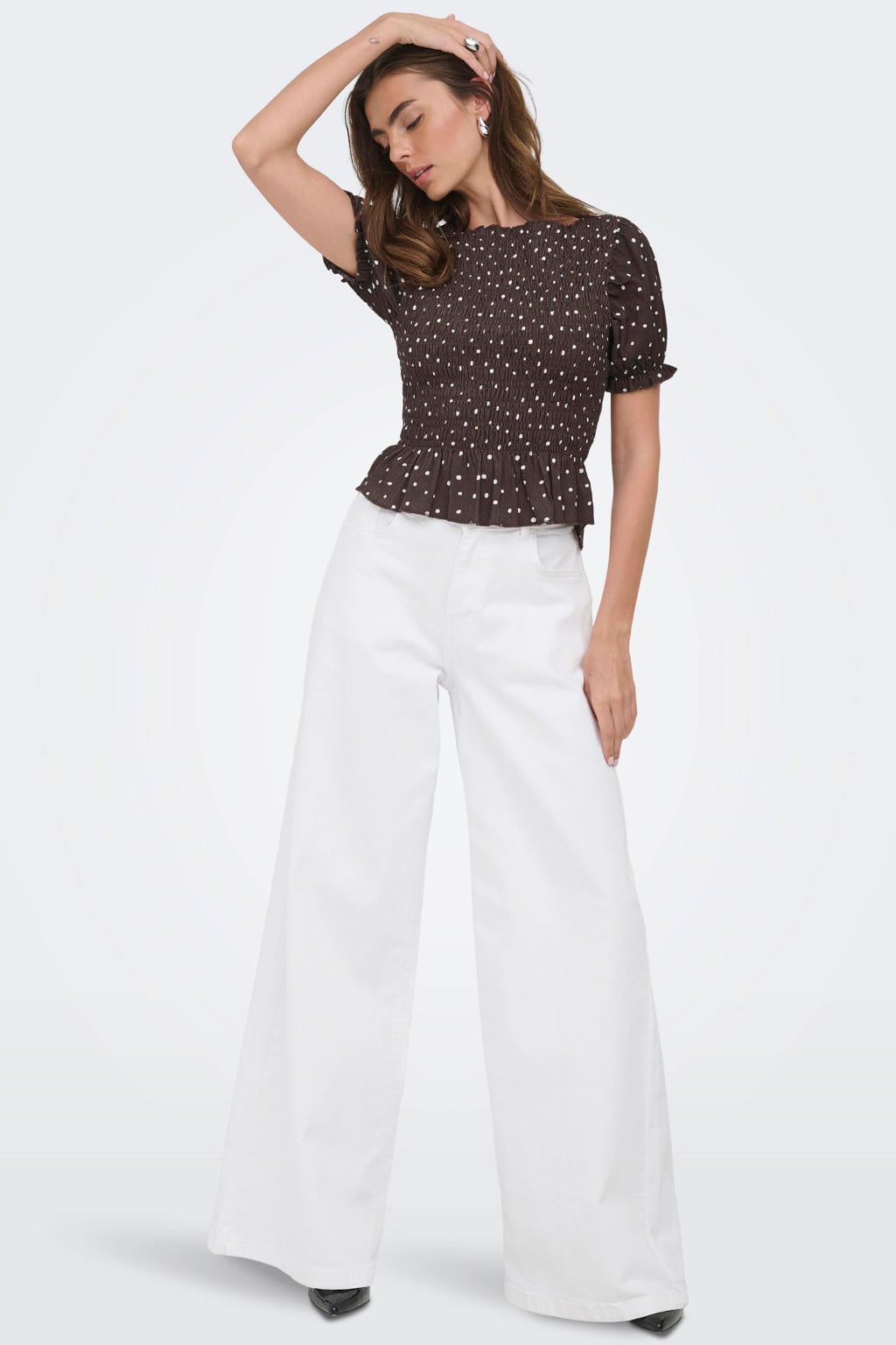 Bruin en ecru dames ONLY top van polyester met stippenprint, korte mouwen en boothals