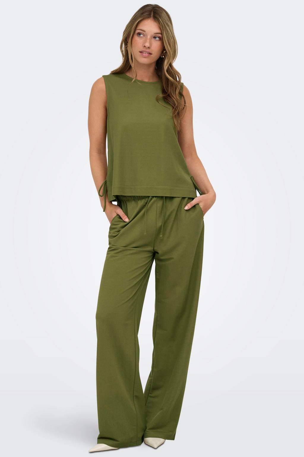 Olijfgroene dames JDY high waist casual broek van modal met loose fit, elastische tailleband met koord en effen