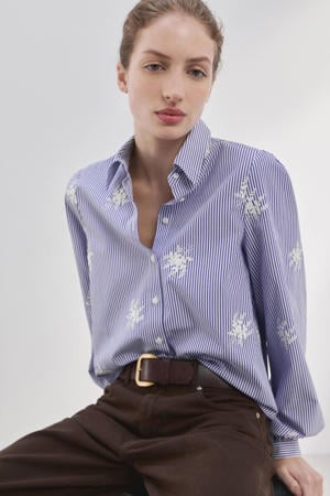 gebloemde blouse met krijtstreep lichtblauw