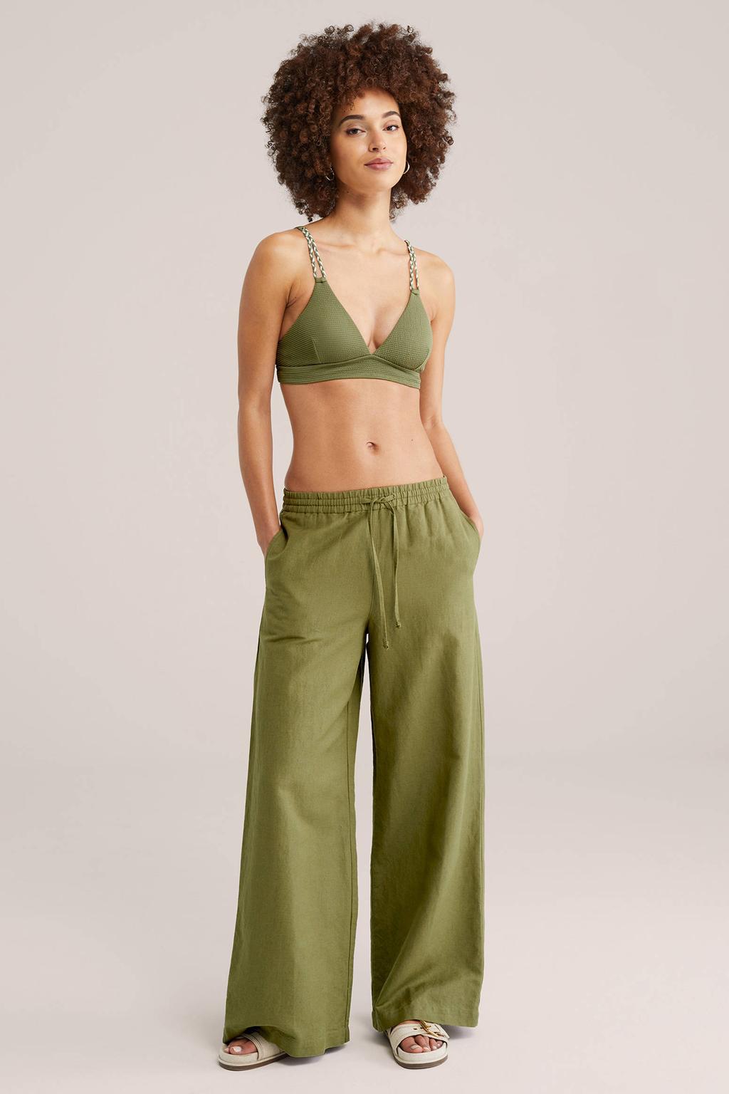 WE Fashion voorgevormde bikinitop met textuur olijfgroen