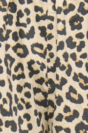 thumbnail: ONLY regular waist casual short met panterprint beige