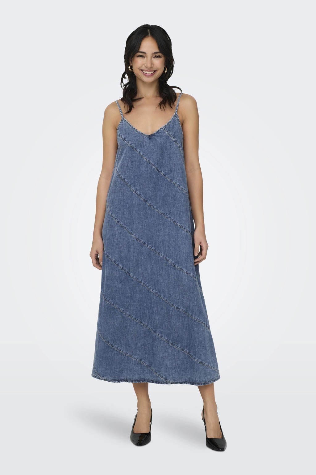 Medium blue denim dames ONLY midi jurk van denim met effen, spaghettibandjes en V-hals