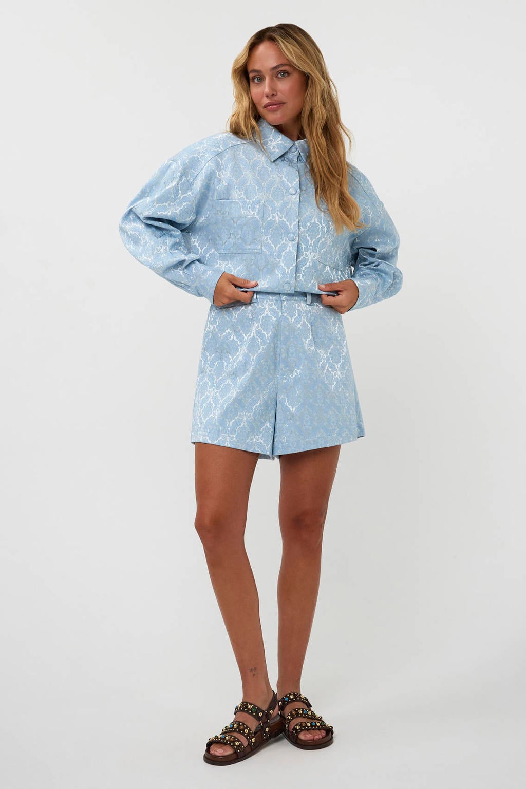 Lichtblauwe dames AMAYA Amsterdam jasje print van katoen met paisley print, lange mouwen, klassieke kraag, knoopsluiting en glimmend detail