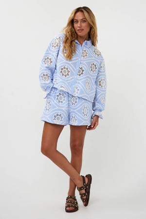 gestreepte blouse broderie lichtblauw